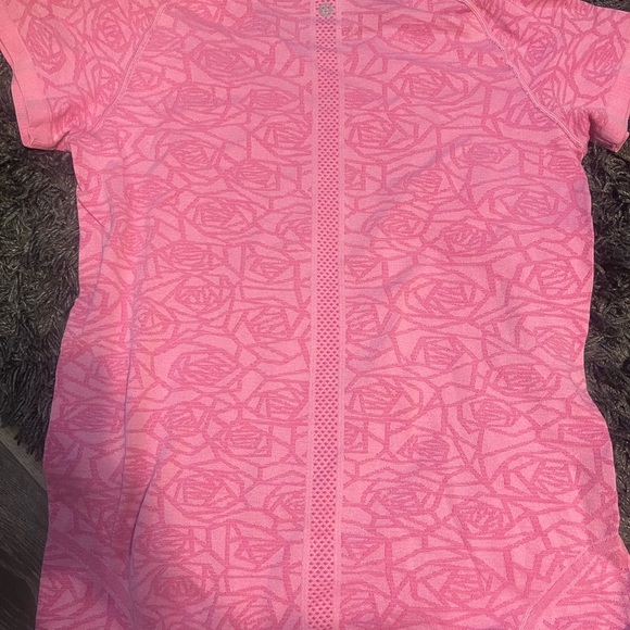 *Rare* Lululemon rose swiftly tech short sleeve - Picture 2 of 3
